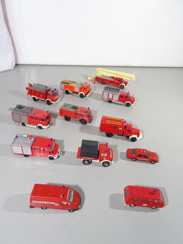 Diverse, Wiking H0 - Modele pojazdów kolejowych (12) - Pożarnicze pojazdy i przyczepy, zestaw 12-częściowy. #1.0