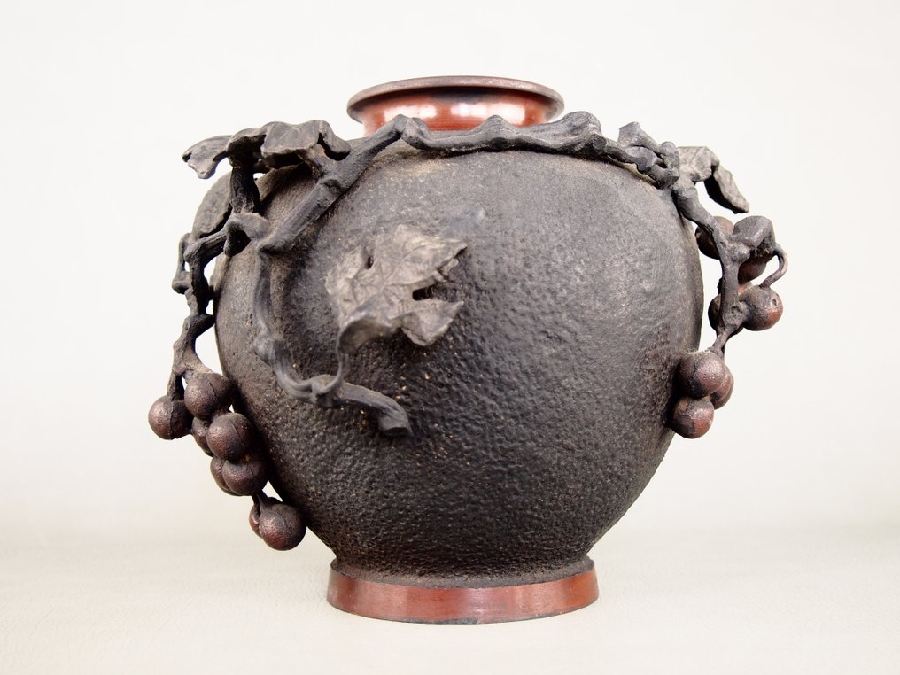 Vase - Bronze, Relief sculpture vase with a grape motif - Murata Seimin - Japan - Meiji period (1868-1912) #1.0