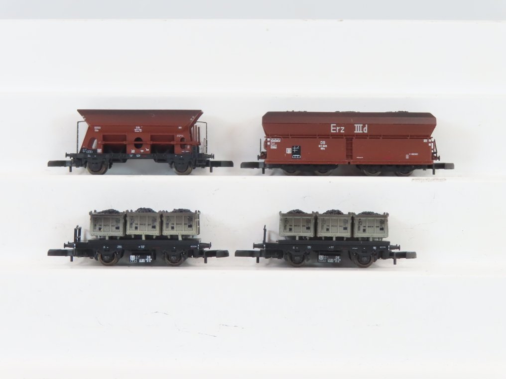 Märklin Z - 82370 - Godsvagn-set för modelltåg (1) - 4-delat godsvagnsset med 2/4-axlade under/autoavlossare och 2-axlade plattvagnar med containrar. - DB #1.0