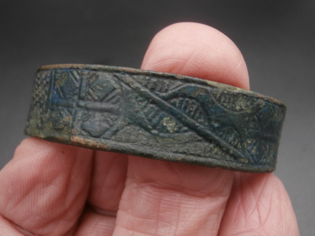 维京时期 美丽的青铜手链，带有装饰  (没有保留价) #3.2