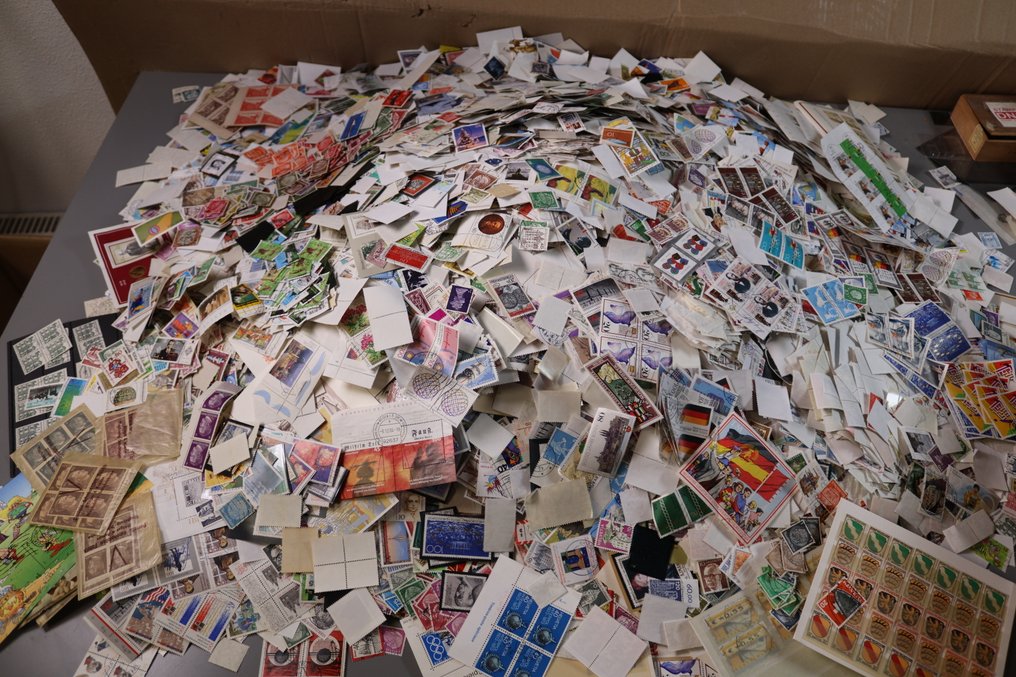 Germany 1910/2013 - Large collection of approximately 75,000 stamps in a moving box. #1.0