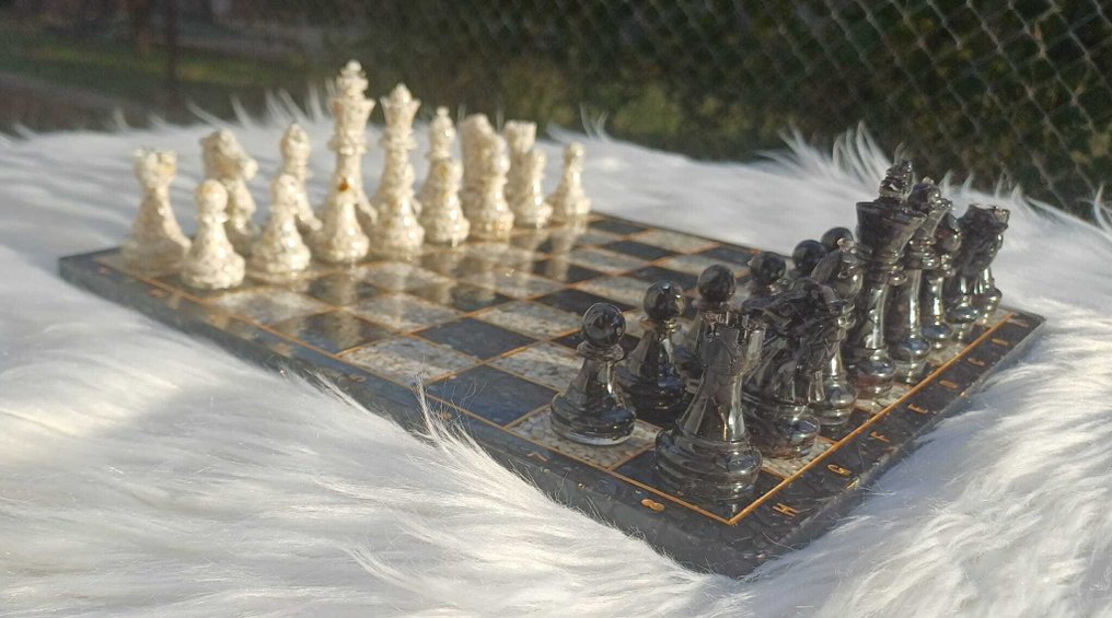 Set di scacchi - White Howlite (Stati Uniti), Hematite (Madagascar), resina #1.0