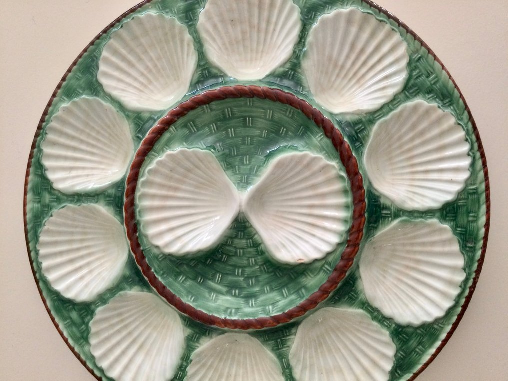 Barbotine faience , grote antieke Oesterschaal voor het presenteren van 12 oesters - Oyster set - Beautiful fresh green-colored Barbotine faience with shells and braided work in relief, circa #1.0