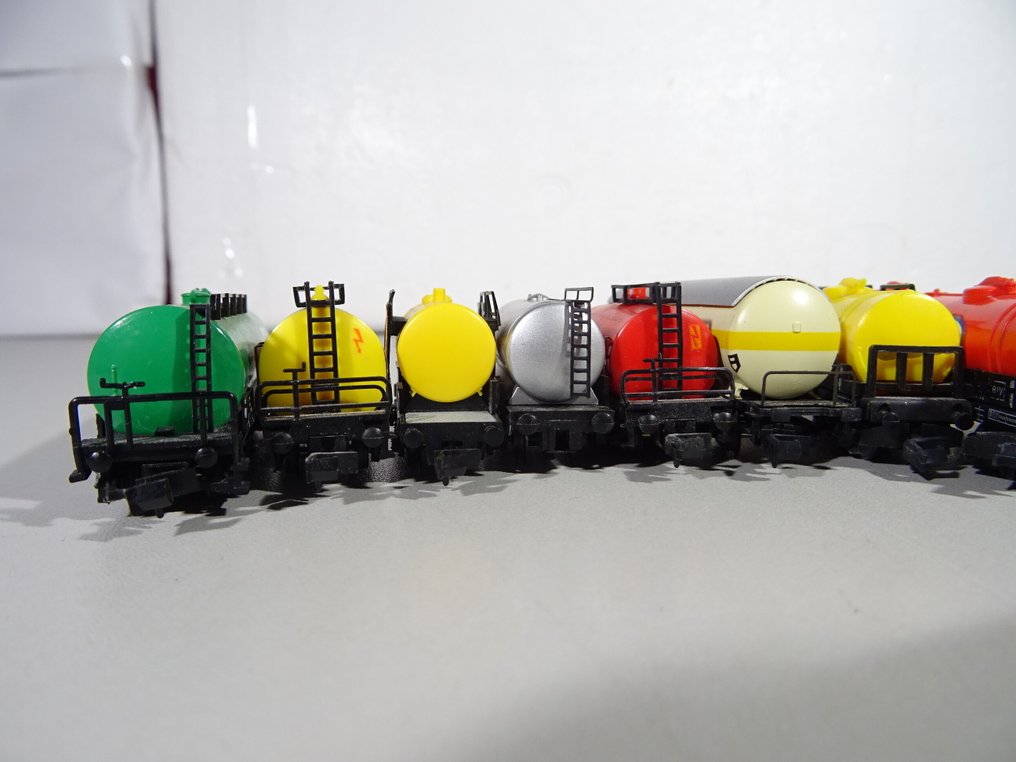 Arnold Rapido, Trix N - Set di treni (9) - Treno cisterna con locomotiva Diesel V212 e 8 carri cisterna - DB #4.3