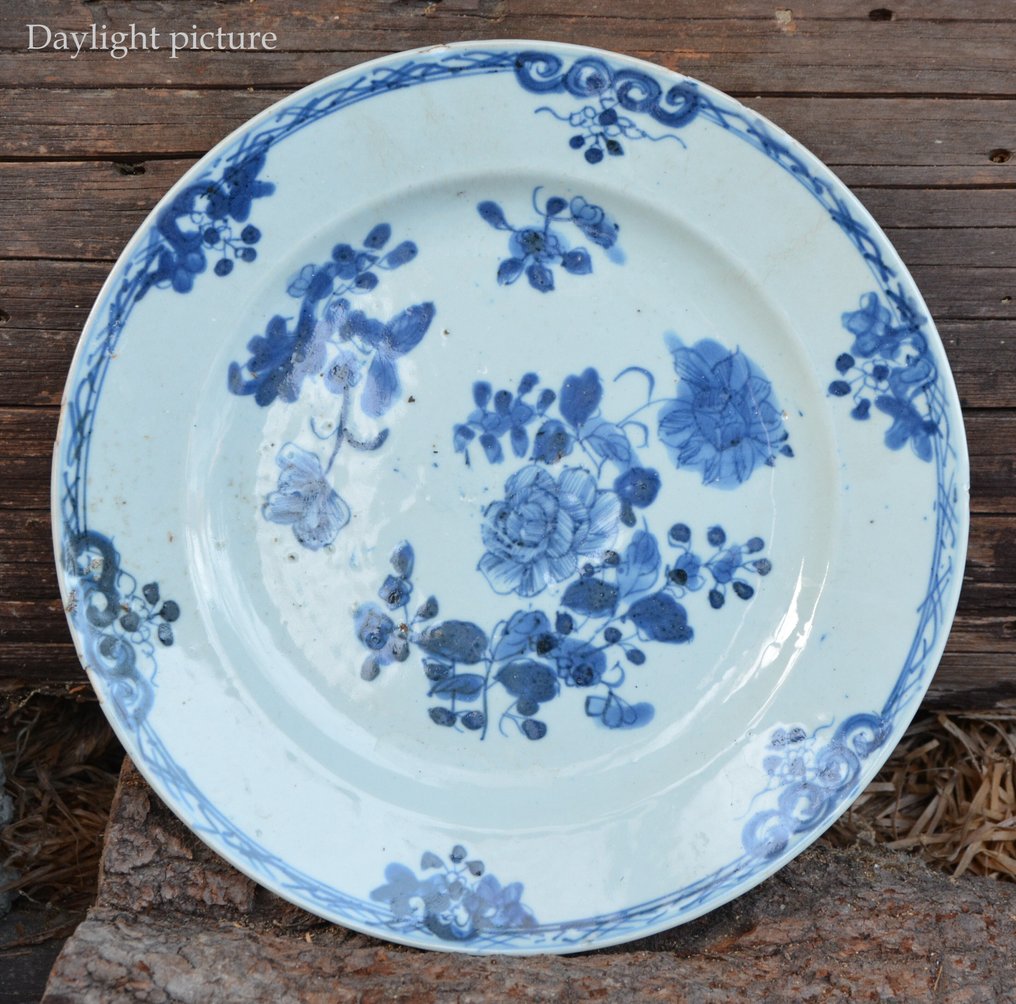 Une paire d'élégantes assiettes chinoises en bleu et blanc avec des pivoines - sans réserve - Porcelaine - Chine - Dynastie Qing (大清), période Qianlong (1735-1796, 乾隆), XVIIIe siècle. #3.2