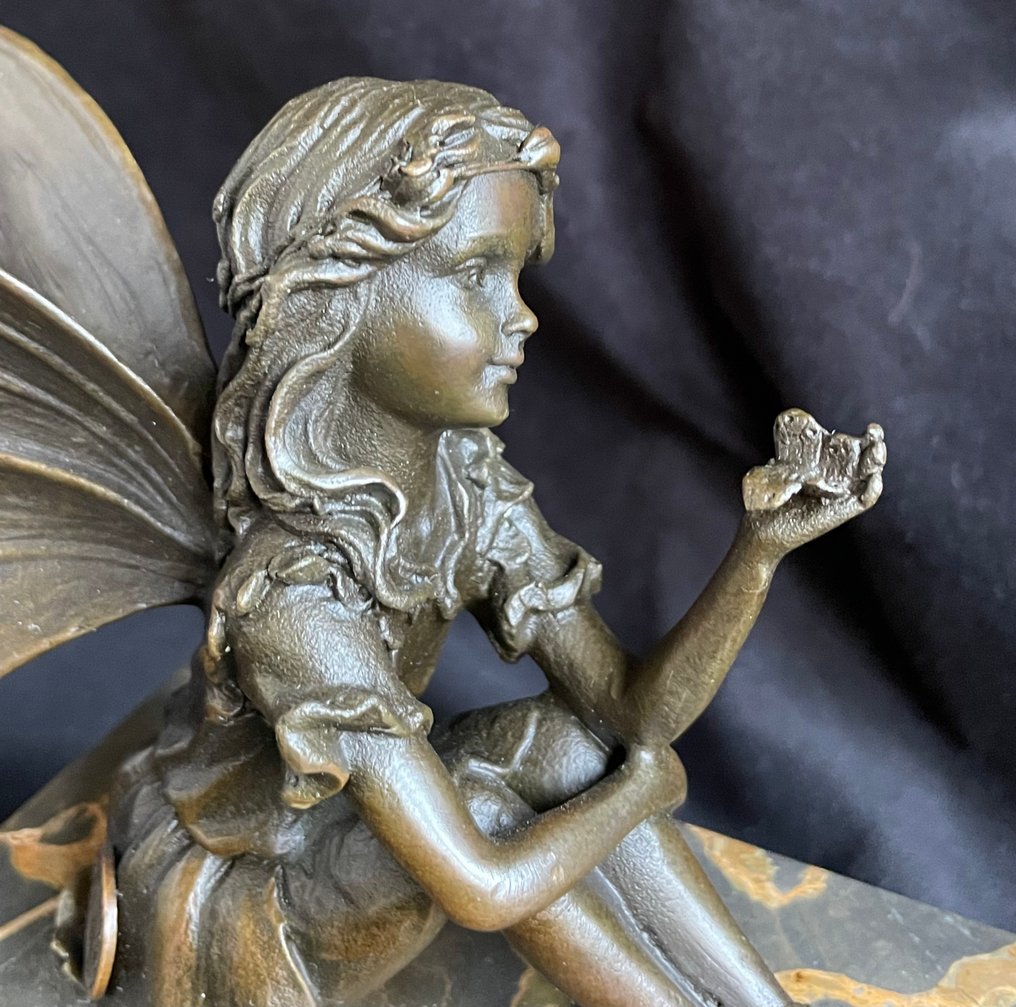 Statue, Bronzen elfje met vlinder - 18 cm - Patinated bronze #2.1