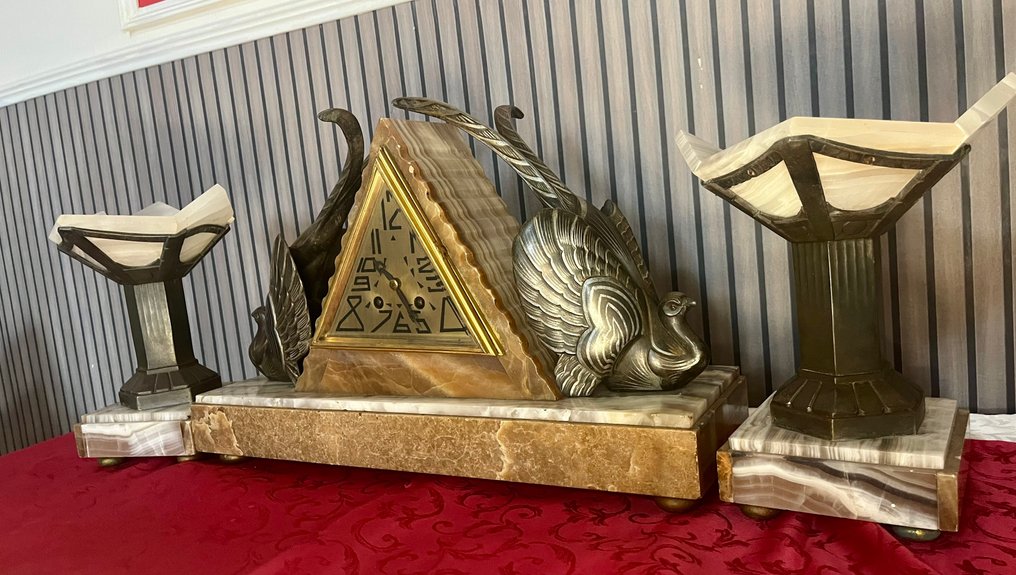 fireplace pendulum clock  (3) - F-Exacta -   Natural onyx, patinated metal (maillechort), and gilded bronze elements. - 1920-1930 - Egyptian-inspired style clock #1.0