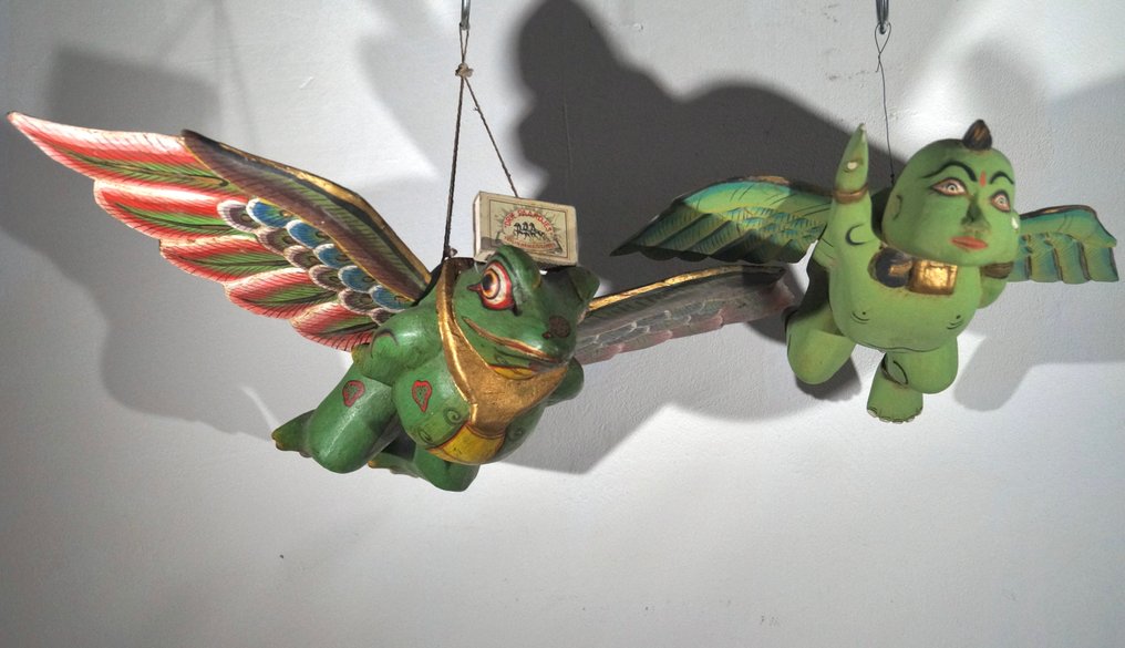 Två balinesiska flygande figurer – 'flygande groda' och 'flygande barn/apsara'. - Indonesien - Sent 1900-tal #1.0
