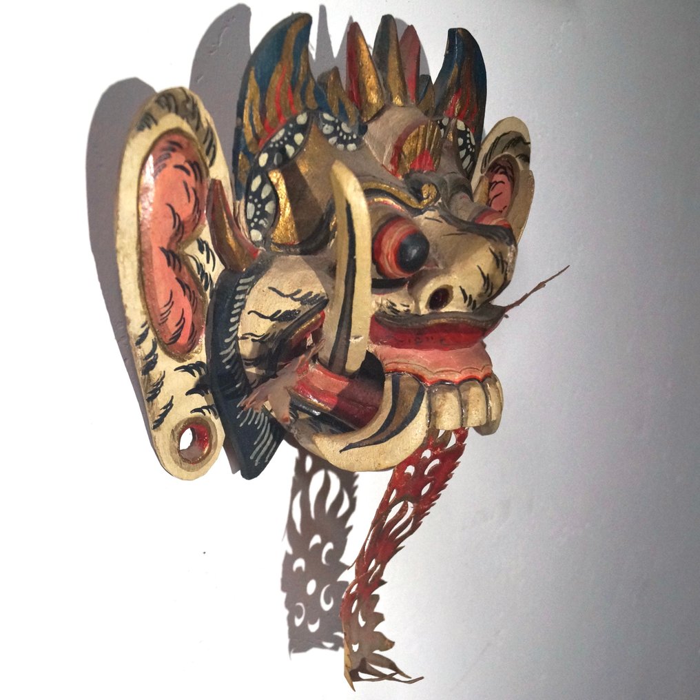 Rangda/Barong-maskit pitkällä nahkavartalolla. - Indonesia - 1900-luku #2.1