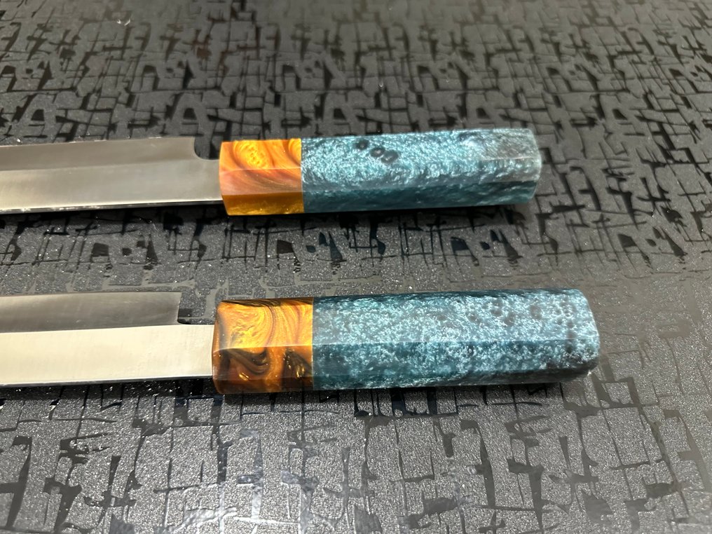 Yanagiba & Burja - Coltello da cucina - Chef's knife - Coltelli da chef giapponesi Yanagiba e Burja in acciaio D2 martellato speciale - Manico in resina con design ergonomico e multicolore - Giappone #3.2