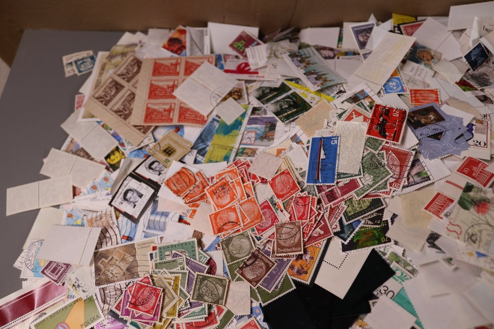 Germany 1910/2013 - Large collection of approximately 75,000 stamps in a moving box. #1.0