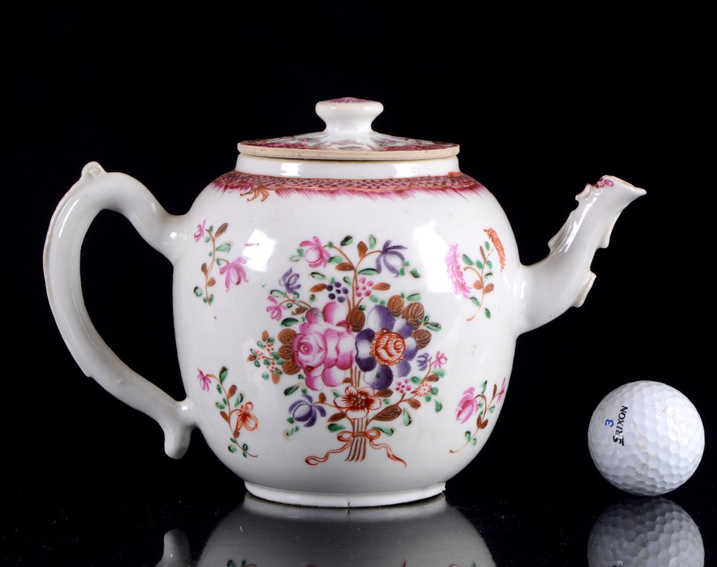 Μια κινέζικη τσαγιέρα 'Λουλούδια' από famille rose - Πορσελάνη - Κίνα - Δυναστεία Qing (大清), περίοδος Qianlong (1735-1796, 乾隆), 18ος αιώνας. #1.0