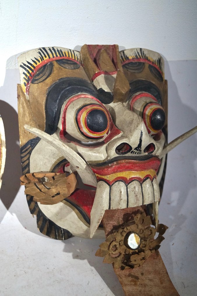 Rangda/Barong-maskit pitkällä nahkavartalolla. - Indonesia - 1900-luku #4.3