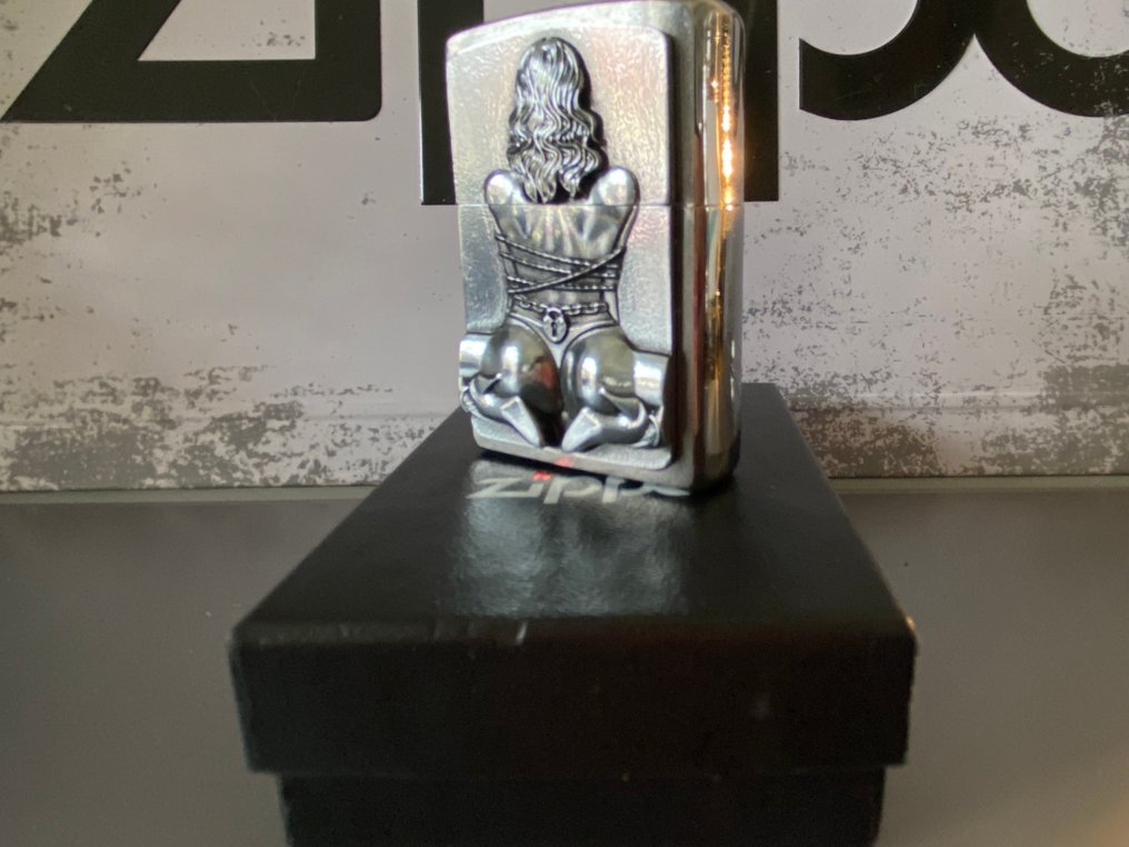 Zippo - SEXY - DOS DE FEMME FESSES ET TALONS - RELIEF - Ingen mindstepris - Lighter - Stål (rustfrit), Messing #3.2