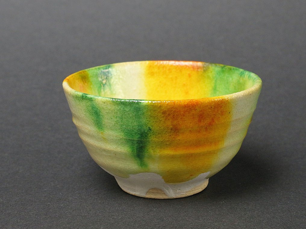 Csésze - Tri-Colour Glazed Sake Cup (三彩盃) Murata Toen (村田陶苑) által - Eredeti aláírt fadobozzal #1.0