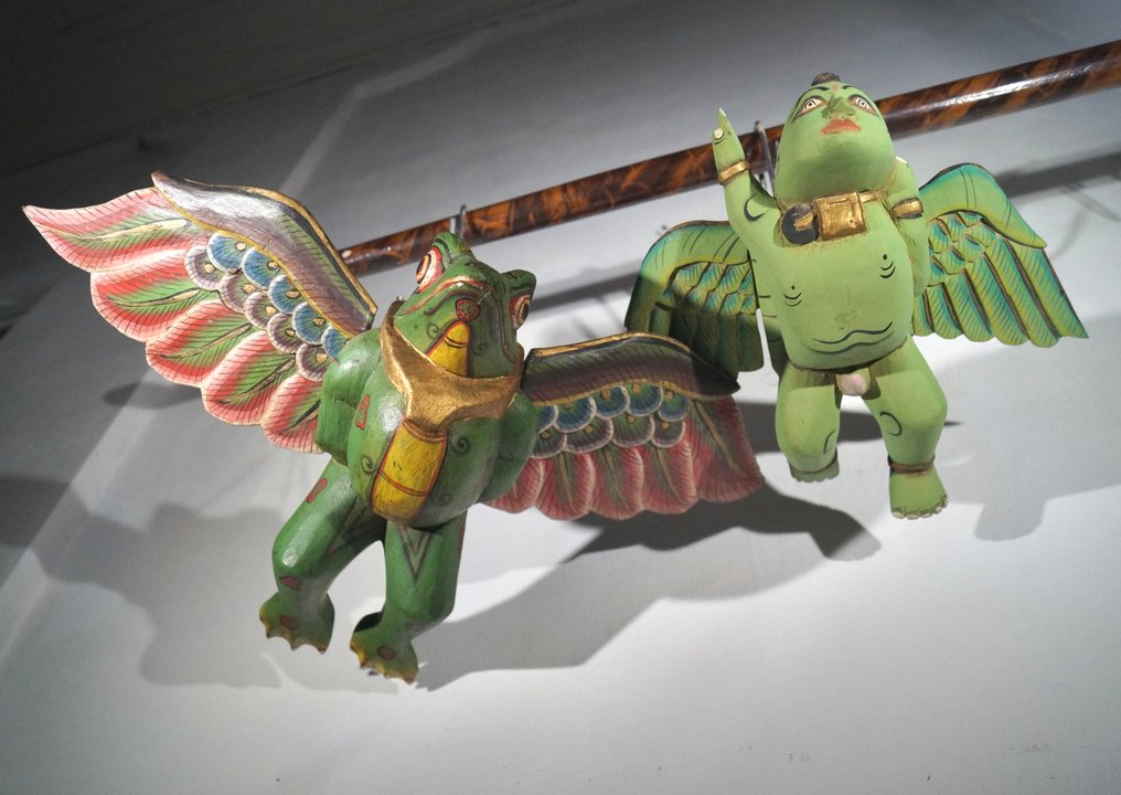 Två balinesiska flygande figurer – 'flygande groda' och 'flygande barn/apsara'. - Indonesien - Sent 1900-tal #3.2