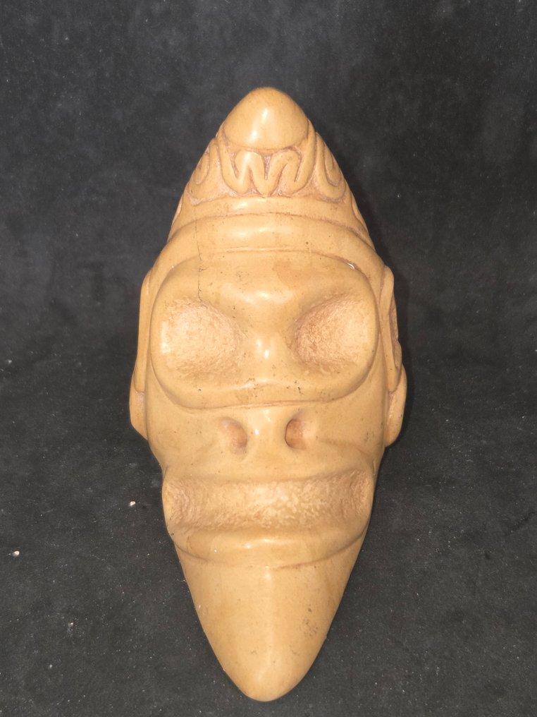 TrigonoLite representing the deity Yukahu. - TRIGONOLITE representing the deity Yukahu - Taíno culture - Dominican Republic #1.0