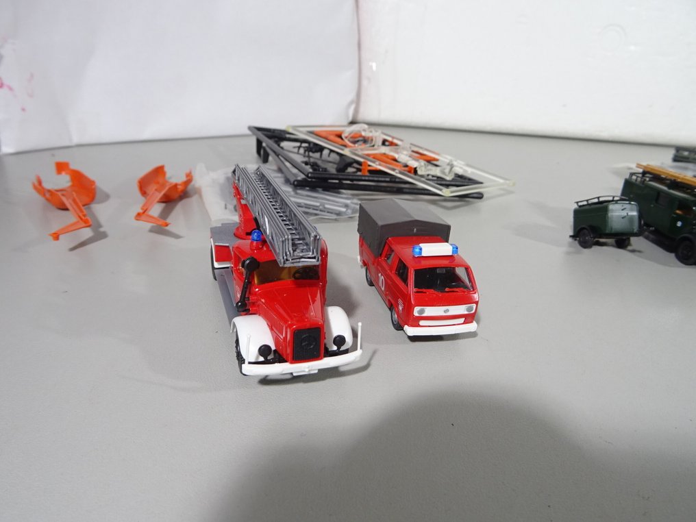 Roco H0 - Modellvonat járművek (12) - Tűzoltó / Rendőrségi járművek és pótkocsik, 12 részes #4.3