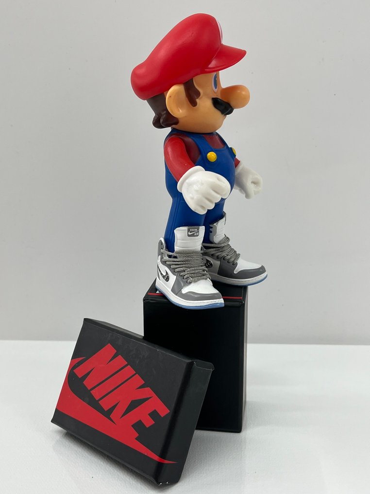 Alvin Silvrants - Skulptur, Super Mario NIKE AIR JORDAN DIOR - 20 cm - Plast - 2025 #2.1