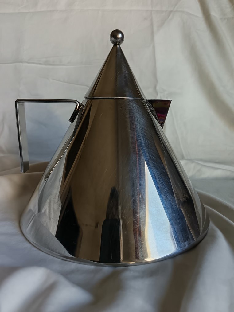 Alessi - Bouilloire - Le modèle 'IL CONICO' est la bouilloire d'inspiration architecturale créée par le designer Aldo - Acier #1.0