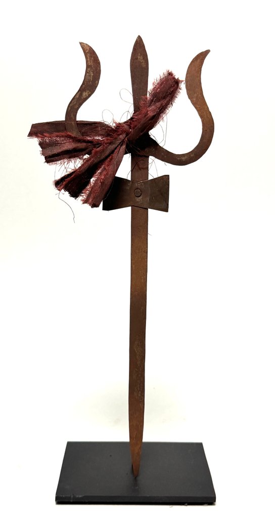 Ritual Trisula Trident - Ferro (molde), Algodão - Nepal - Primeira metade do século XX #1.0