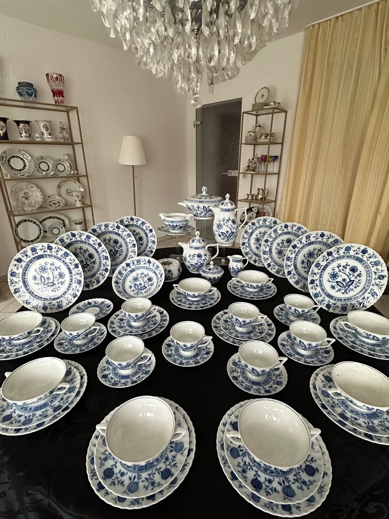 Royal Tettau - Speise- + Kaffee- Service für 8 Personen. ,,DRACHE MODELL'' - Service de table (59) - Motif à oignons en cobalt véritable - Porcelaine #1.0