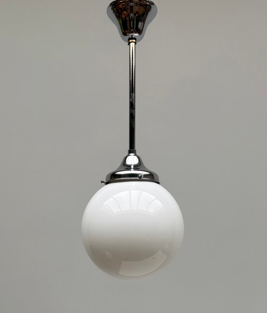 吸顶灯 - 玻璃, 镀铬 - 镀铬黄铜和镀铬钢制吊灯，配有白色圆形乳白色玻璃灯罩。 #1.0