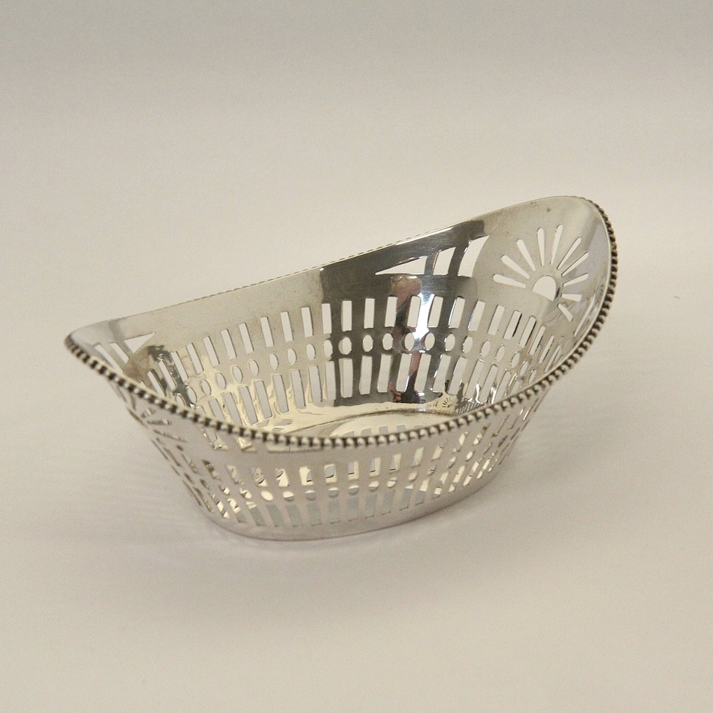 Ajour gezaagde bonbonmand - HANDWERK - Presburg Haarlem - Cestino per le caramelle - Modello di barca con bordo di perle. - .835 argento - Interamente in argento #1.0