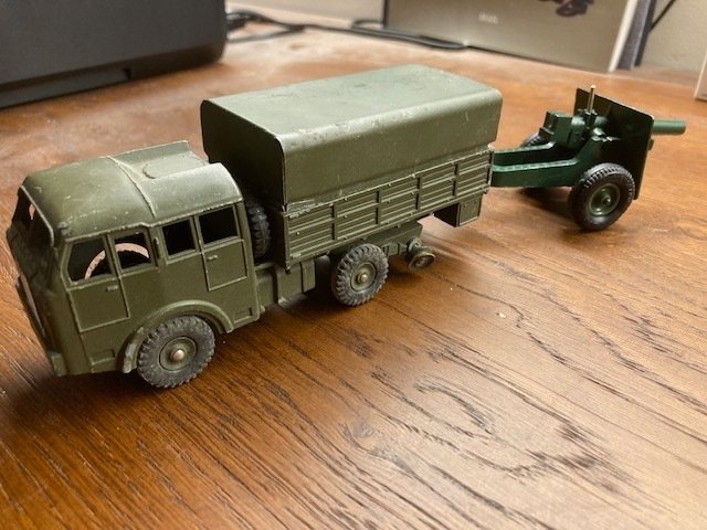Dinky Toys, Meccano 1:43 - Model pojazdu wojskowego (2) - Camion militaire Berliet tous terrains (Dinky Toys réf. 818) + canon en remorque #1.0