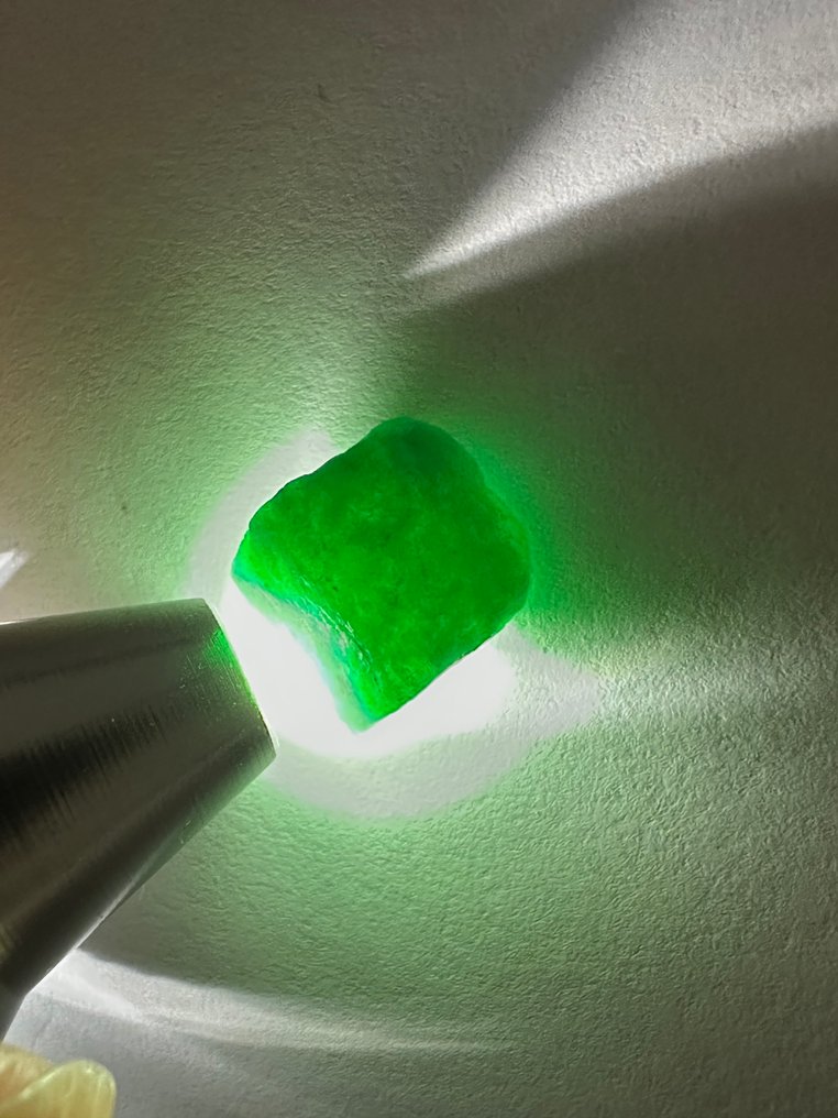 Σμαράγδι Ακατέργαστο. 6,20 καρατίων. Μεγάλος πράσινος κρύσταλλος σμαραγδένιου. 100% ειδικό κομμάτι! - Ύψος: 8 mm - Πλάτος: 8 mm- 1.24 g #4.3