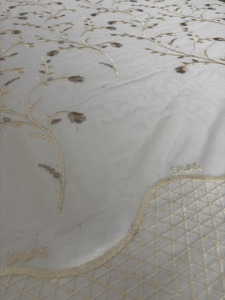 Πολυτελές ύφασμα για κουρτίνα, γαλλικό δαντέλα με κέντημα και ραμμένο τελείωμα στη βάση, με λουλούδι - Ύφασμα κουρτίνας  - 400 cm - 300 cm #3.2