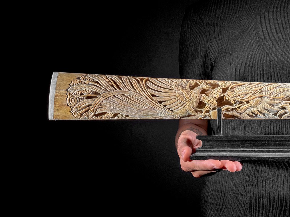 ΧΩΡΙΣ ΕΥΡΩ-ΑΞΙΑ Προσεκτικά σκαλισμένο, παλιωμένο ρύγχος ξιφία - Μοτίβο Δράκου και Φοίνικα - Ρύγχος - Xiphias Gladius - 13 cm - 84 cm - 6 cm- Είδη που δεν ανήκουν στο CITES #1.0