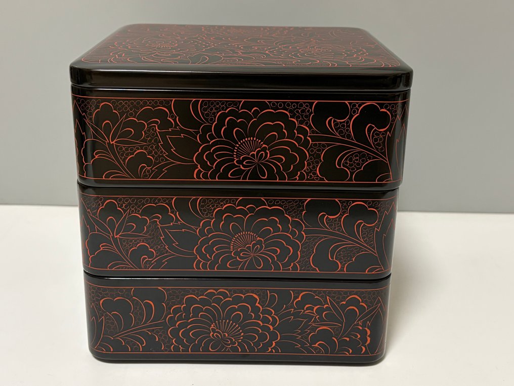 Wajimanuri輪島塗Wajima lacquerware - 盒子 - 精致的三层木制 Jubako，盖子和四周雕刻牡丹。 - 木 - 花/牡丹/Jubako #3.2