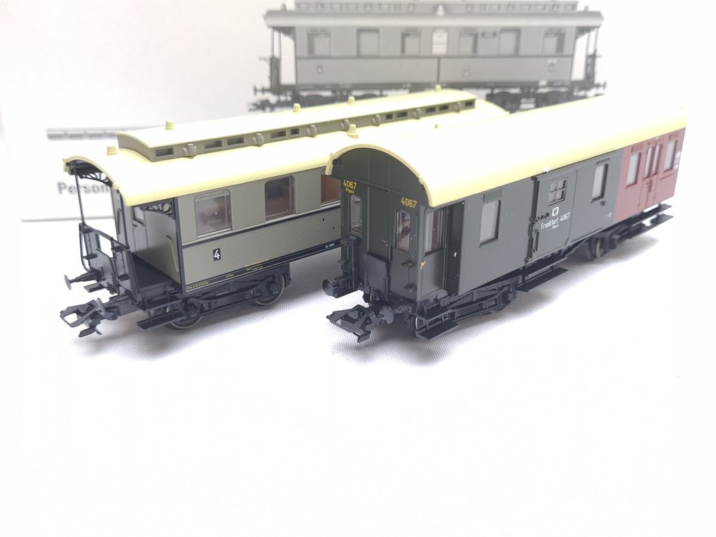 Märklin H0 - 43048 - Conjunto de vagones de tren de pasajeros a escala (1) - Conjunto de 2 piezas de vehículos Langenschwalbach - KPEV #1.0