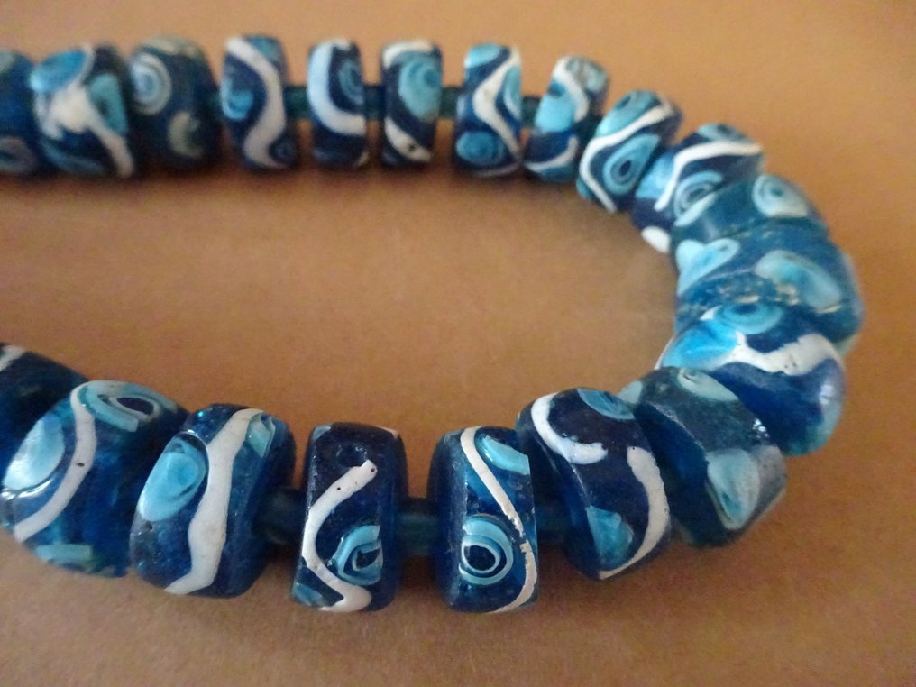 46 db Murano lapos szemgyöngyökből álló nyaklánc, körülbelül 1920-as évekből, Ghánából. #1.0