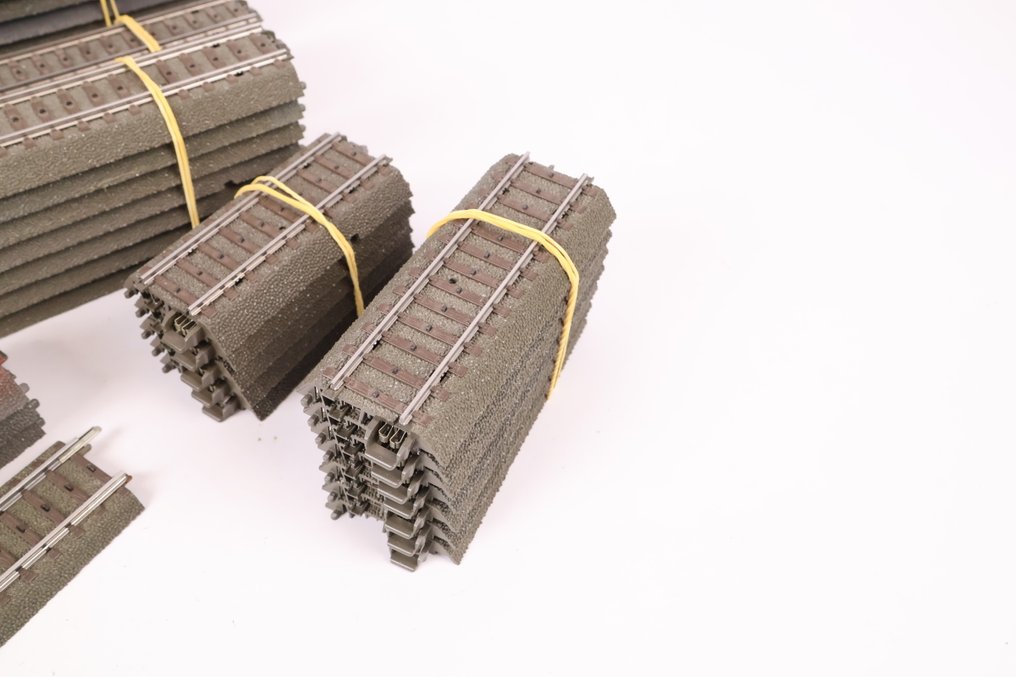 Märklin H0 - 24130/24172/24188/Etc. - Model train tracks (107) - More than 100-piece package with C-Rails #1.0