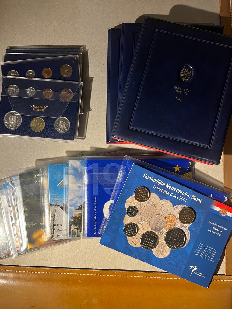 Hollandia. Mint set 1976 t/m 1980 en 1982/2001 15 BU + 3 Proof jaarsets  (Nincs minimálár) #1.0