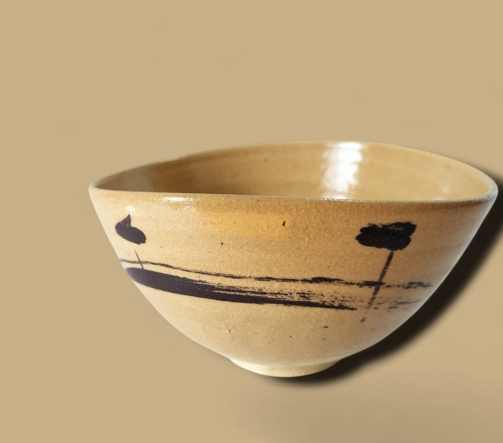 Amigasa chawan - Inscription on the back (cursive) - Tea bowl - Ceramic - Distinctive curves #1.0