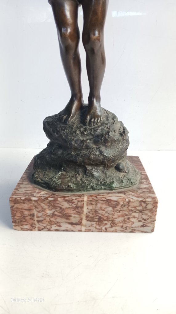 Dal modello di Giovanni De Martino (1870-1935) - Γλυπτό, " piccolo pescatore" - 48 cm - Πατιναρισμένος μπρούτζος #4.3
