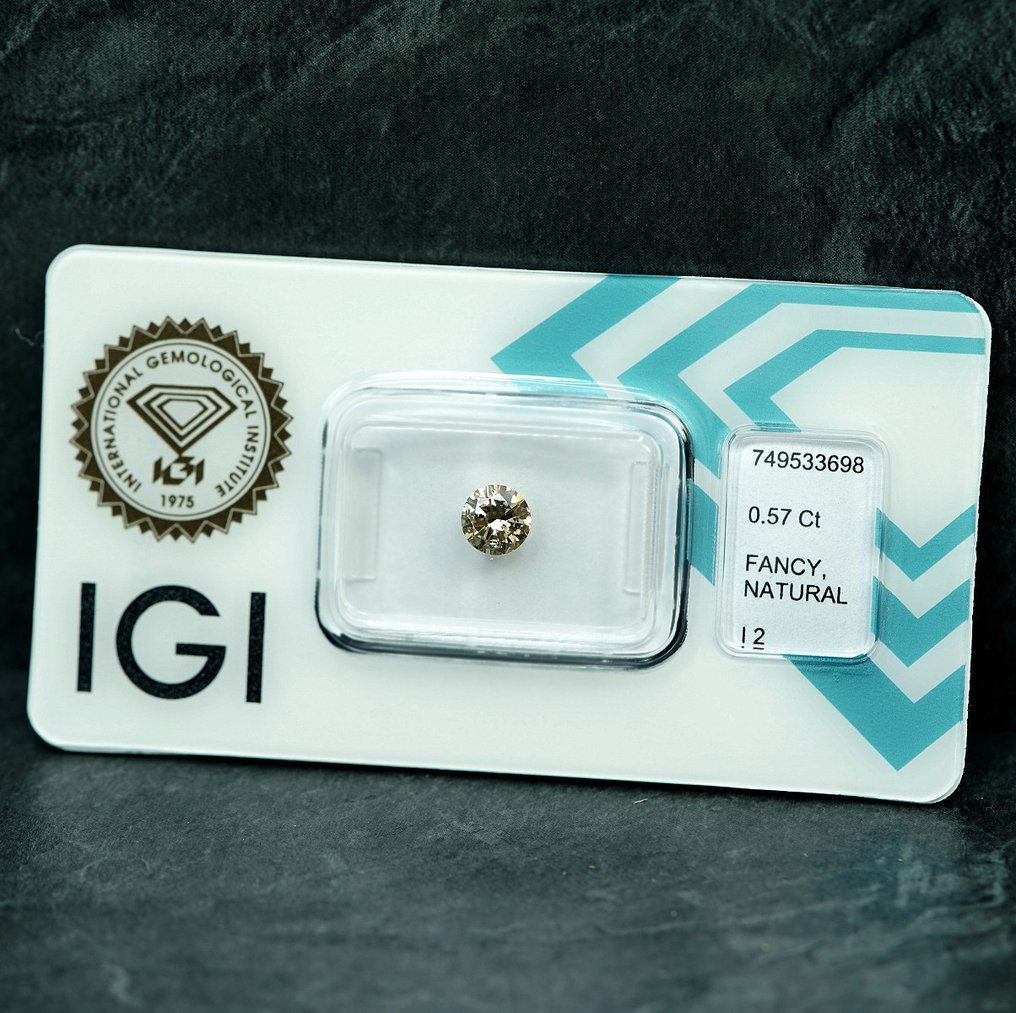 Sans prix de réserve - 1 pcs Diamant (Couleur naturelle) - 0.57 ct - Rond - Fancy light Brunâtre Jaune - I2 - International Gemological Institute (IGI) #2.1