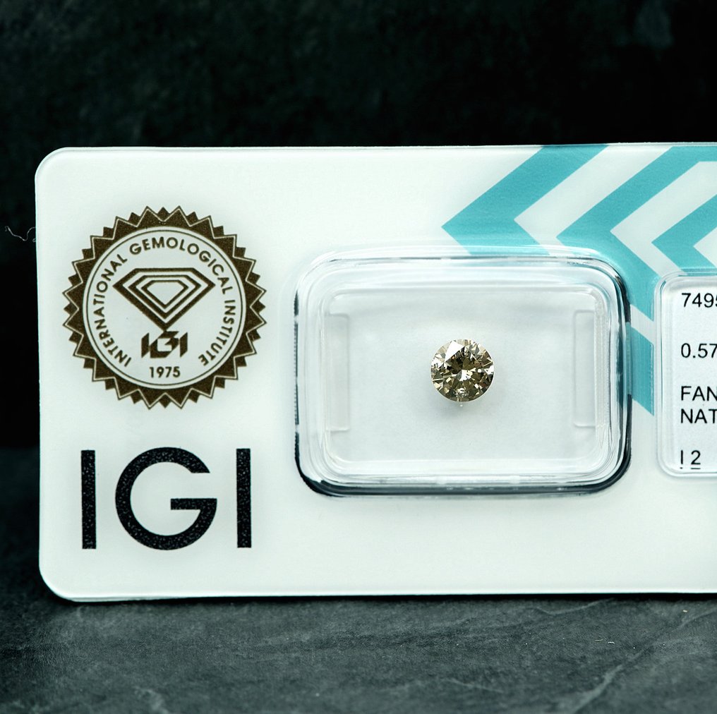 Sans prix de réserve - 1 pcs Diamant (Couleur naturelle) - 0.57 ct - Rond - Fancy light Brunâtre Jaune - I2 - International Gemological Institute (IGI) #3.2