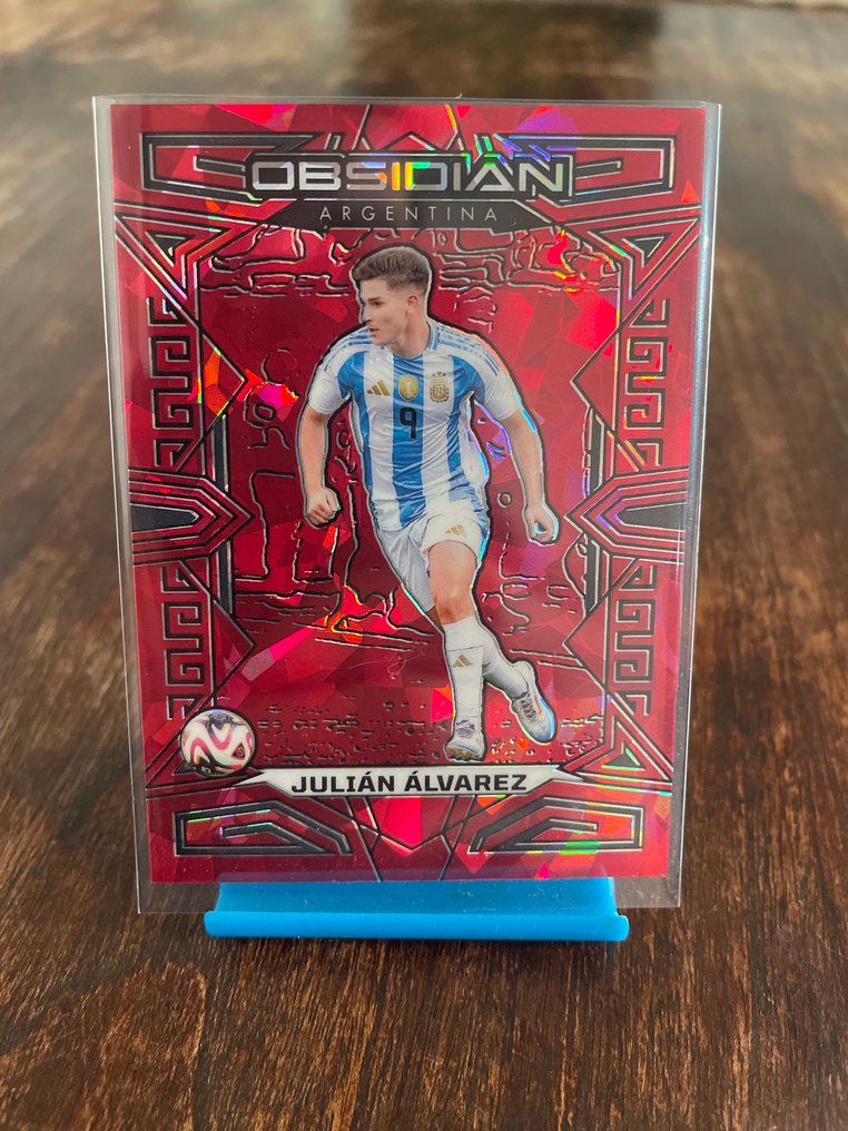 2023/24 Panini Obsidian Julián Álvarez 19/30 Sarjoitettu kortti, Rajoitettu painos, Rinnakkaiskortti, Numeroitu rinnakkain - 1 Card - Erinomainen (EX) #1.0
