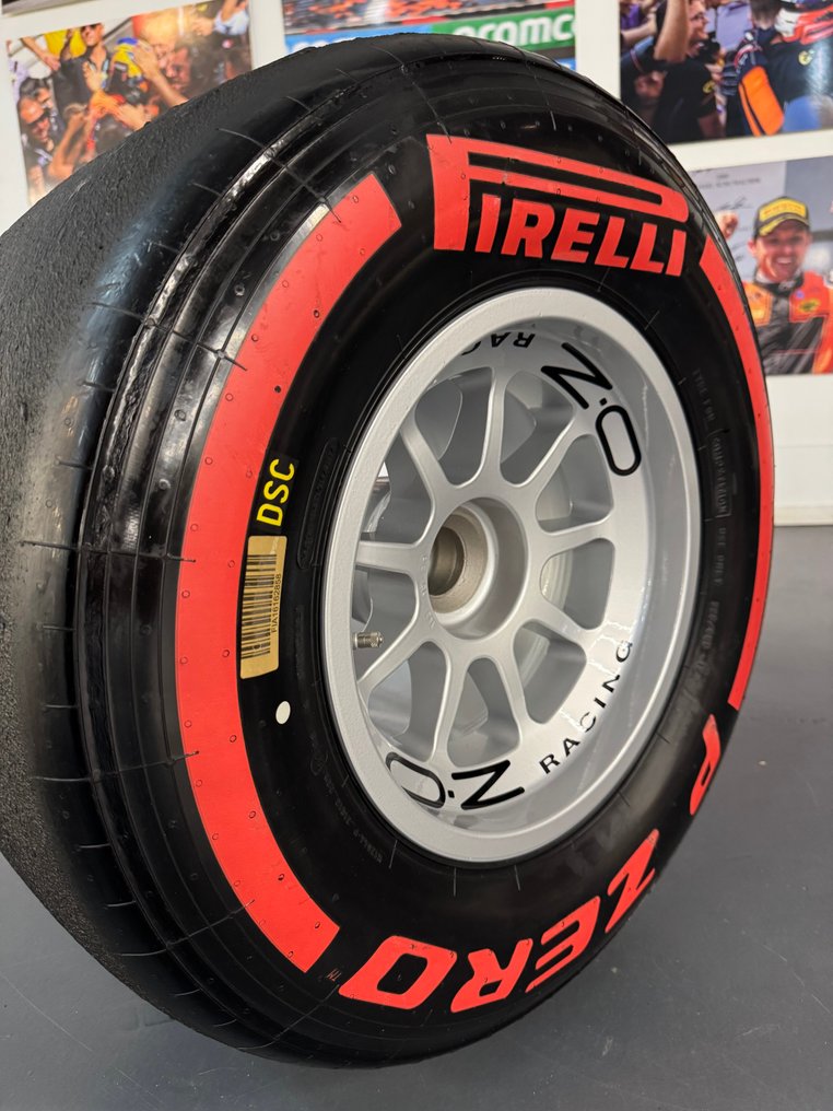 Tyre complete on wheel - Pirelli - O.Z - Formule 1 **** NO RESERVE **** #1.0