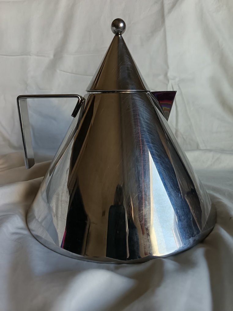 Alessi - Bouilloire - Le modèle 'IL CONICO' est la bouilloire d'inspiration architecturale créée par le designer Aldo - Acier #3.2