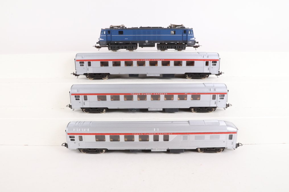 Lima H0 - 109710 - Conjunto de comboios (1) - Tipo 150 loc com Mistral (Inox) carruagens - NMBS #1.0