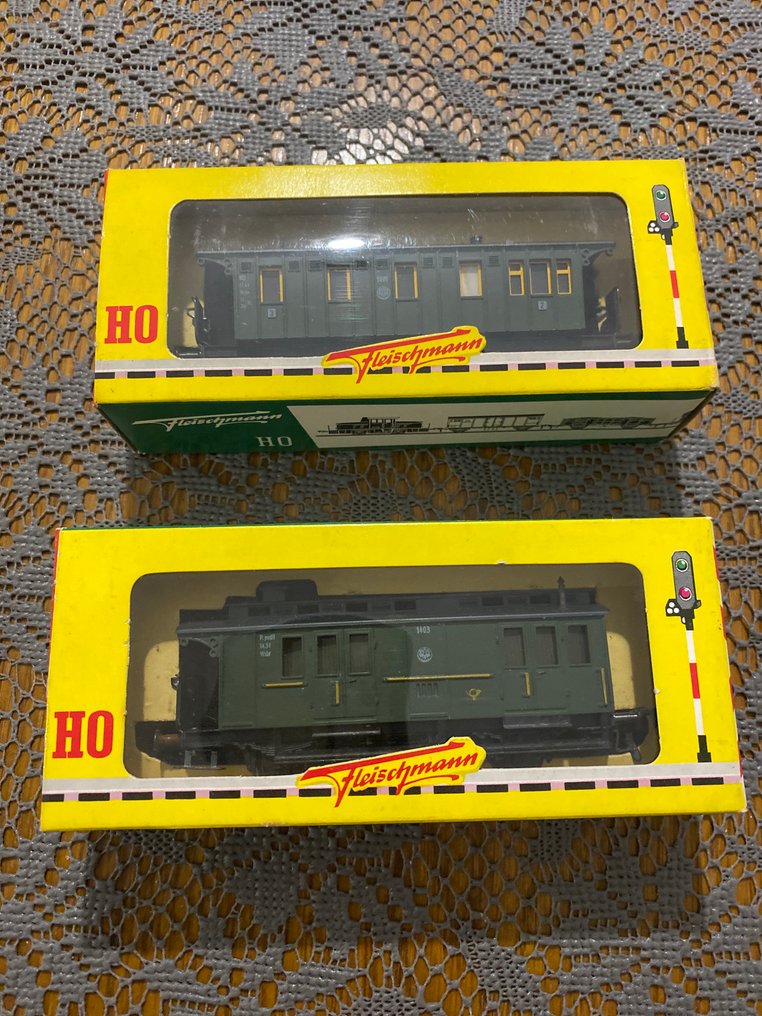Fleischmann H0 - 1401, 1403 - Model train (2) - Two Fleischmann HO passenger wagons in original boxes. Boxes marked 1401 and 1403. Condition: good. #1.0