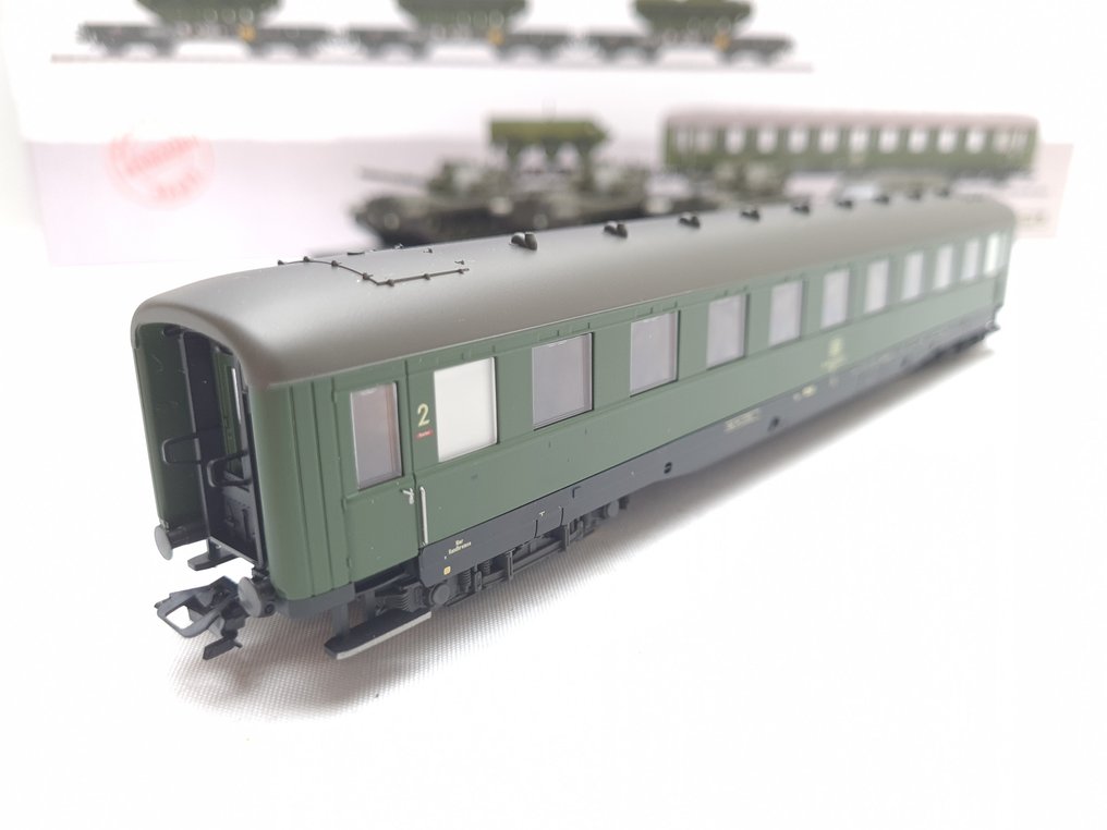 Märklin H0 - 47951 - Conjunto de vagones de tren de mercancías a escala (1) - Conjunto de 4 carros militares con vehículos de pasajeros. - DB #4.3