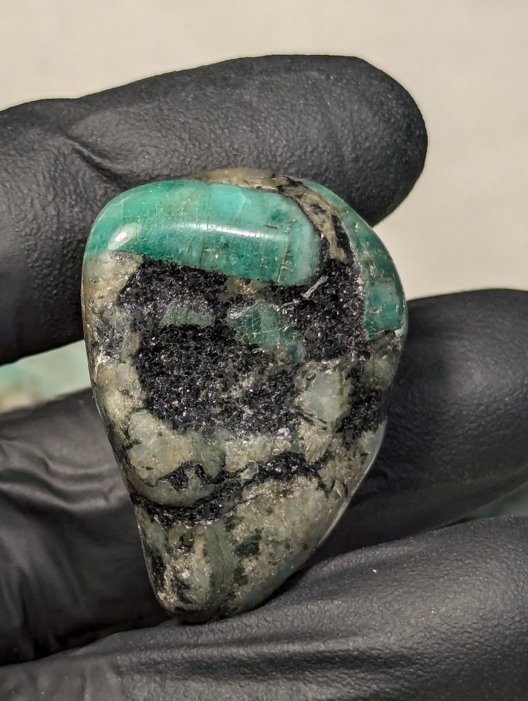 0,517 kg - Polerede sten, stort parti af store naturlige røgede smaragd i matrix fra Brasilien Tumlet - Højde: 45 mm - Bredde: 30 mm- 517 g - (18) #1.0