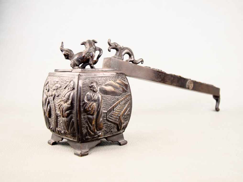 Mark in the Xuande years of the Great Ming 大明宣徳年製 - Very rare writing implement from the Edo period, the Yatate 矢立 a lion and ancient people carved into - Kalligrafipenna #4.3