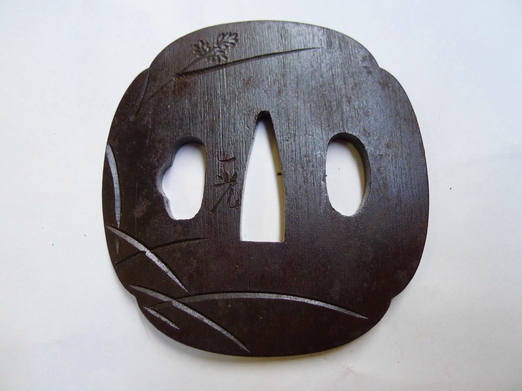 Beautiful 光 (Hikari)flower leaf plant motif tsuba - 20th century #1.0